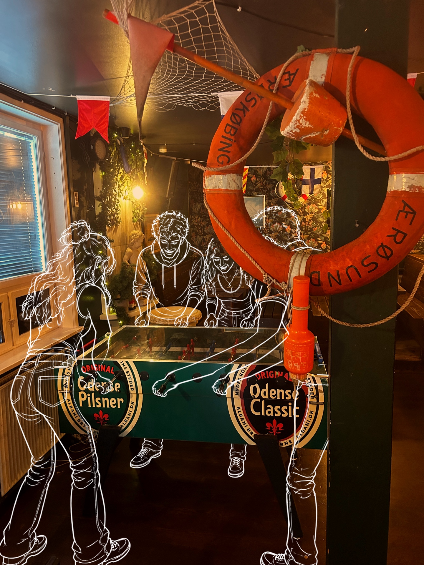 Fire venner spiller bordfodbold på The Drunken Sailor – hvide stregtegninger.